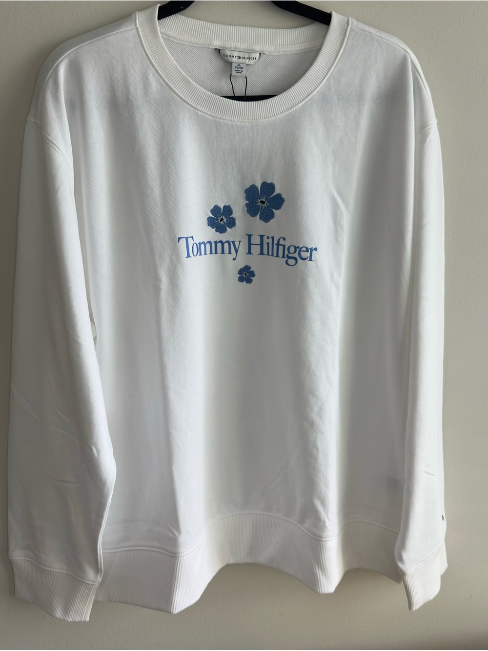 Tommy Hilfiger NWT Women’s White Crewneck with Blue Floral Logo Size XL
